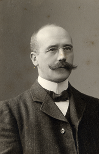 221307 Portret van dr. J.J.G. Vürtheim, conrector aan het Stedelijk Gymnasium te Utrecht (1902-1909). Borstbeeld rechts ...
